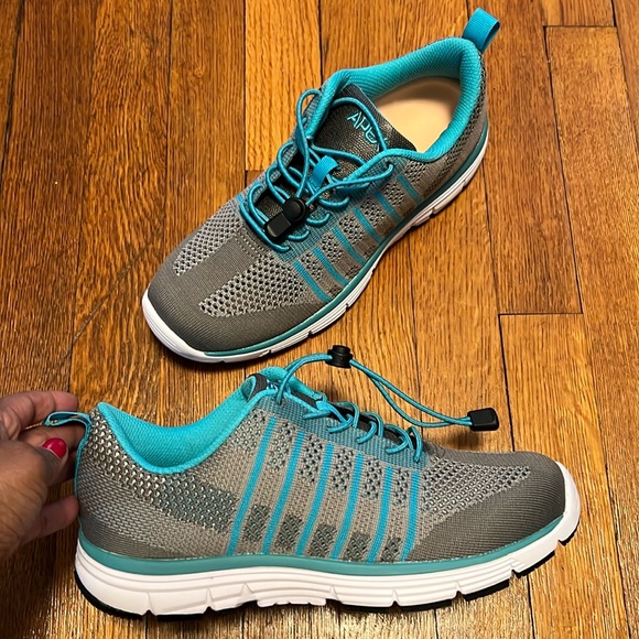 Apex Shoes - Women’s Apex Ocean & Grey Knit Sneaker Sz 8.5